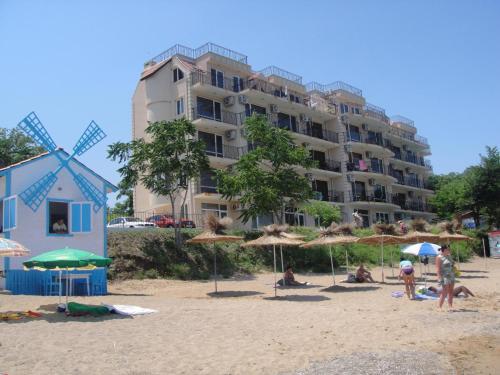 切尔诺莫雷茨玛丽亚2号别墅的一群人住在海滩上,有一座大建筑