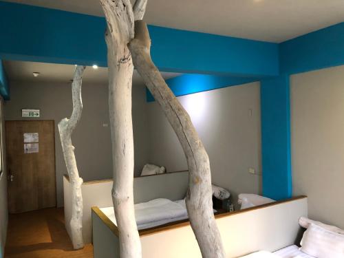 花莲市A Good Man Hostel的两棵树,位于一间设有床铺的房间