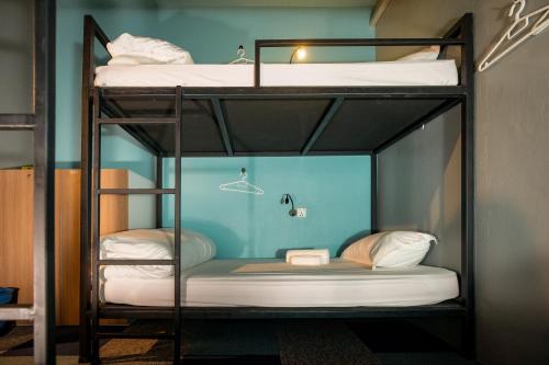 哥打京那巴鲁Vibrant Hostel的一间客房内配有两张双层床的房间
