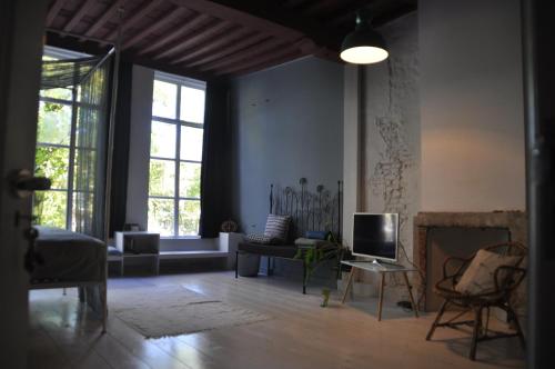 济里克泽De Theetap的客厅设有壁炉和电视。