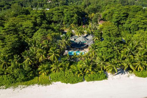 普拉兰大安塞区Bliss Hotel Praslin的棕榈树度假村的空中景致