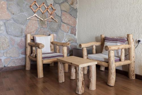 拉利贝拉拉利贝拉索拉山林小屋的房间里的两张椅子和一张桌子