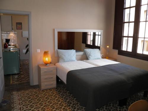 加拉奇科Casa de Isora的一间卧室,配有一张床和床头灯