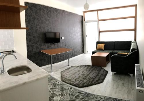 卡赫拉曼马什拉Ada Residence的客厅配有沙发和桌子