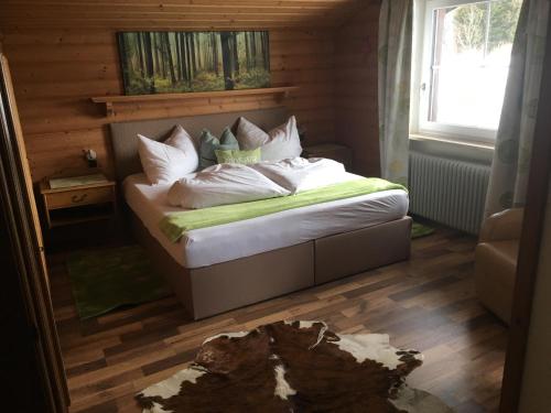 毛拉赫Appartement Straninger am Achensee的一间卧室配有带白色枕头的床
