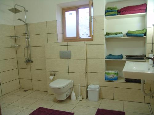 帕塔拉Villa Kirişhome的一间带卫生间、水槽和窗户的浴室