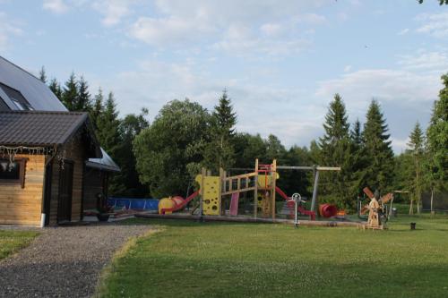 JäärjaRaamatu puhkemaja的一个带游乐场的公园,有游戏结构