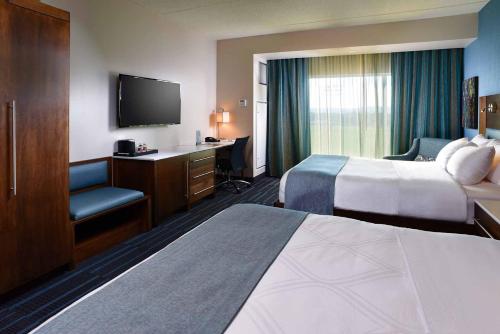 NicholsTioga Downs Casino and Resort的酒店客房配有一张床、一张书桌和一台电视。