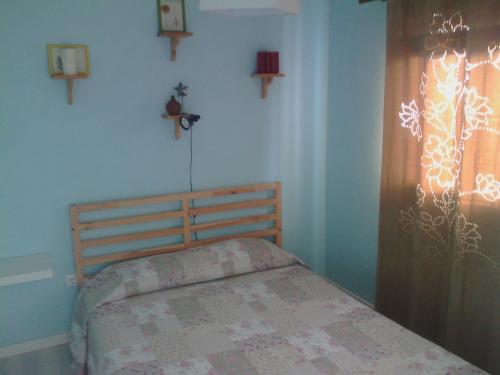 Faja GrandeCasa do Baixio的一间卧室设有一张床,墙上设有一扇窗户