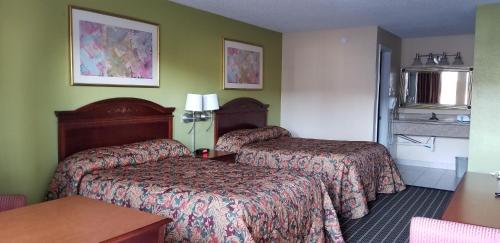 纽波特纽斯纽波特纽斯酒店的酒店客房设有两张床和一张桌子。