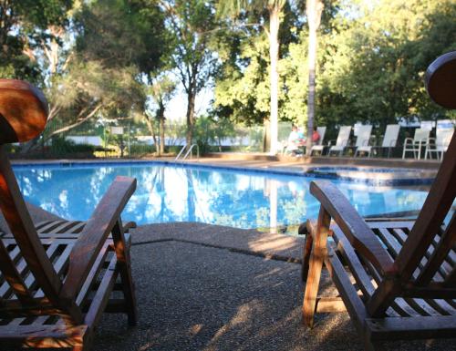 波高尔宾Hunter Valley Resort, Hunter Farm Adventure Centre & 4 Pines at the Farm的游泳池旁的两把椅子