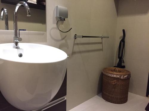 曼谷OV Residence的一间带水槽和垃圾桶的浴室