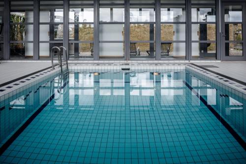 福勒松德法罗笋法斯宁酒店的一座蓝色瓷砖的游泳池