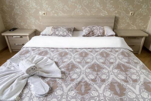 第比利斯Tbilisi Comfort Apartment的一间卧室,配有一张床,床上有一个弓