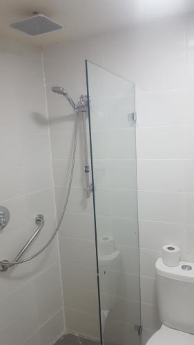 阿什杜德Sur La Mer Hotel Ashdod的带淋浴和卫生间的浴室