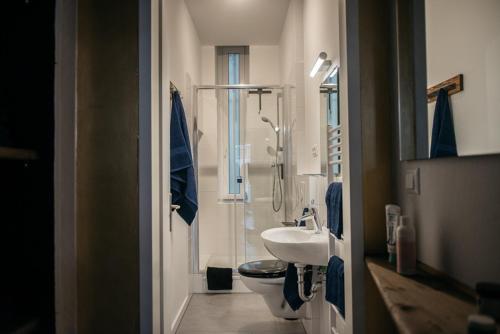 柏林Urbn Dreams III的浴室配有卫生间、盥洗盆和淋浴。