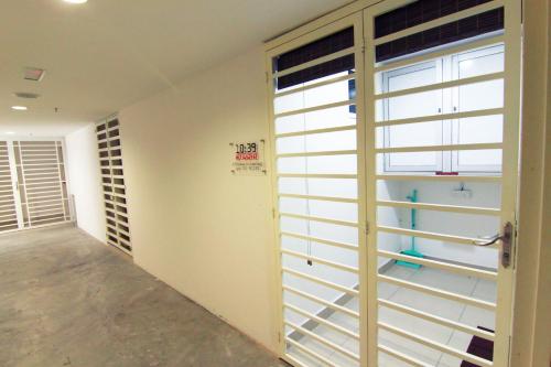 哥打巴鲁10:39 Studio @ D'Perdana Sri Cemerlang的一间设有滑动玻璃门和走廊的房间