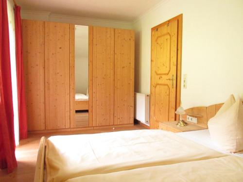 拉姆绍达赫斯坦罗塞尔公寓的一间卧室配有一张床和一面大镜子