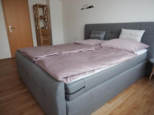杜塞尔多夫41 Reichsstraße的一张大床,上面有粉红色的床单和枕头