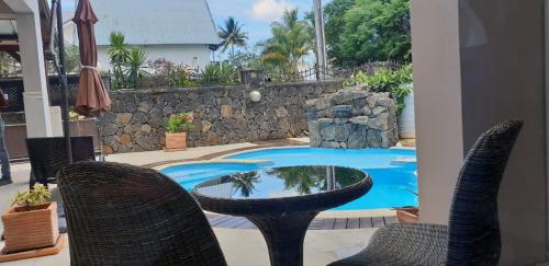 蒙舒瓦西Northern Pearl Luxury Apartments的一个带桌椅的庭院和一个游泳池