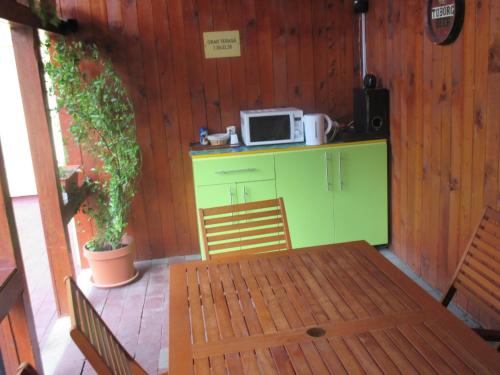 克卢日-纳波卡Pensiunea Boema的厨房配有桌子和微波炉