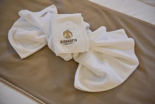 斯维伦格勒Sahara Hotel的桌子上两条白色毛巾