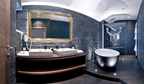 迈尔霍芬木桥阿尔卑斯木屋酒店的一间带两个盥洗盆和大镜子的浴室