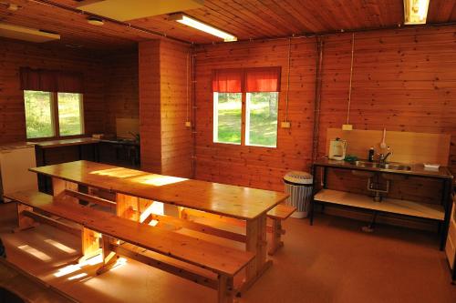 维塔萨里汉尼兰萨米露营地的一间带木桌和长凳的用餐室