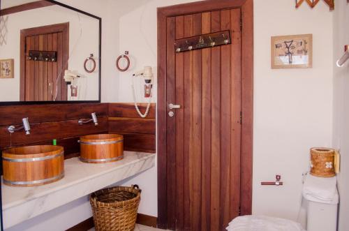 莫罗圣保罗Hotel Porto do Zimbo的浴室设有2个木制水槽和镜子