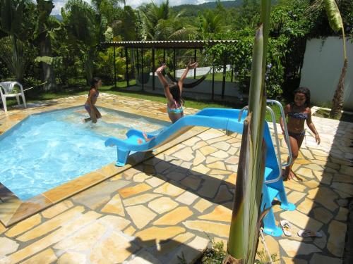 帕拉蒂加巴库阿拉海滩度假酒店的一群儿童在游泳池玩耍