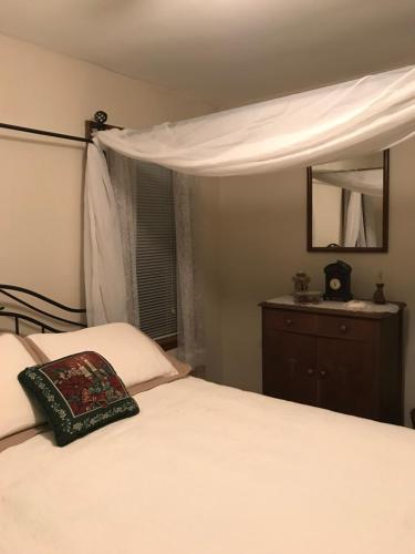 Mount PennMill Stone - Mt Penn Lodging的卧室配有白色的床和镜子
