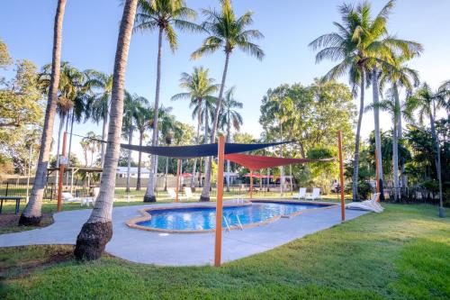 库努纳拉金伯利海滨假日公园的一个带凉亭和棕榈树的游泳池