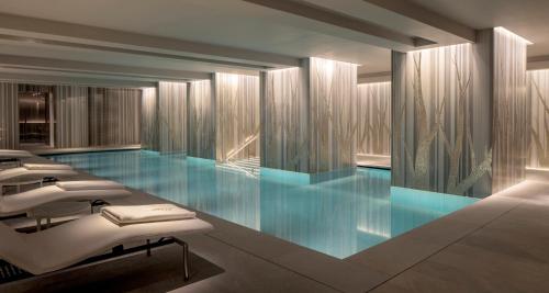 伦敦伦敦十三一广场四季酒店的大楼内的一个蓝色海水游泳池