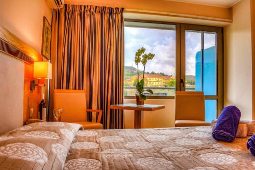 地中海酒店客房内的一张或多张床位