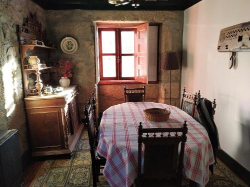 曼泰加什Casa da Sicó的一间带桌子和窗户的用餐室