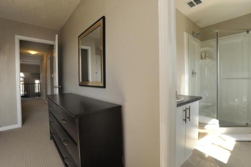 基奇纳博德沃豪姆斯度假屋的浴室设有黑色梳妆台和镜子