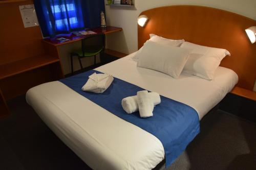 特赫格欧快速宫殿酒店的酒店客房,配有带毛巾的床