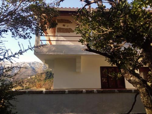 曼泰加什Casa da Sicó的带阳台的山景建筑