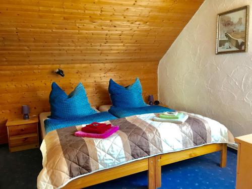 RennertshofenFerienwohnung Krallert的一间卧室配有一张带蓝色枕头的床
