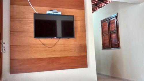 帕科蒂Estancia Vale das Flores的墙上的平面电视