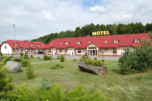 Nowe MarzyInter-Bar-Motel的大楼内有汽车旅馆标志的酒店