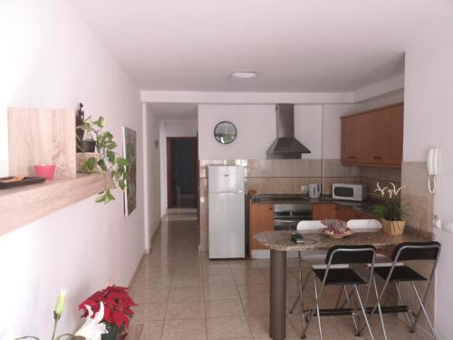 SardinaTajaste的厨房配有桌子和冰箱