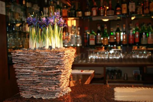 Lentate sul SevesoAlbergo Nardini的酒吧里布满紫色花的花瓶