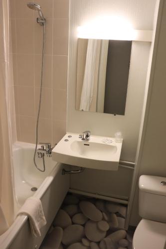穆捷莫提尔斯宜必思酒店的一间带水槽、卫生间和镜子的浴室