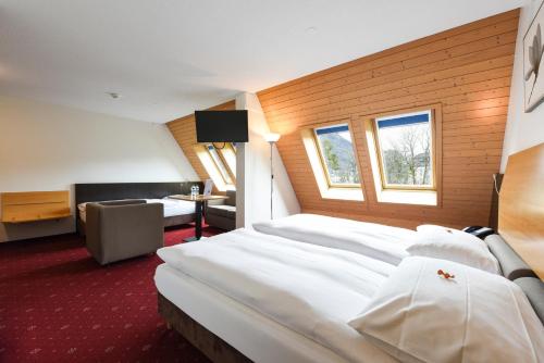 布鲁嫩城市酒店的酒店客房,配有两张床和椅子