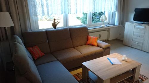 格雷文Ferienwohnung Berger的客厅配有沙发和桌子