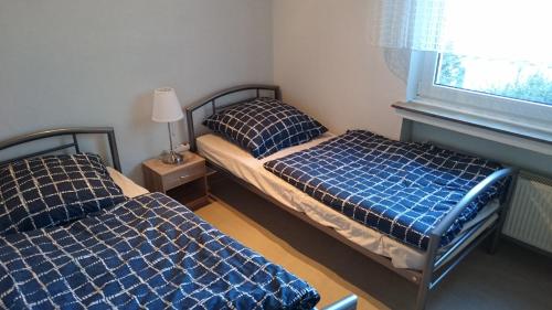 格雷文Ferienwohnung Berger的配有2张床的小卧室设有窗户