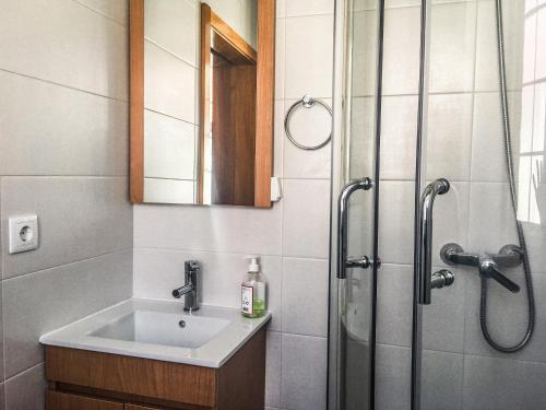 英雄港Canos Verdes Apartment II的一间带水槽和淋浴的浴室