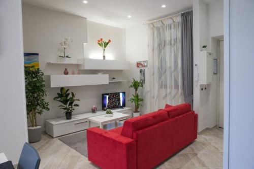 萨莱诺Suite dei Principati的客厅配有红色沙发和电视