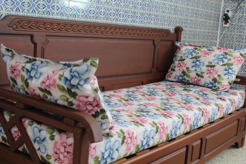 马赫迪耶City Apartment sur le port de Mahdia Free Wifi的一张床上有两个枕头的房间